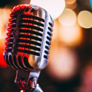 Cantar uma música romântica na abertura da pista